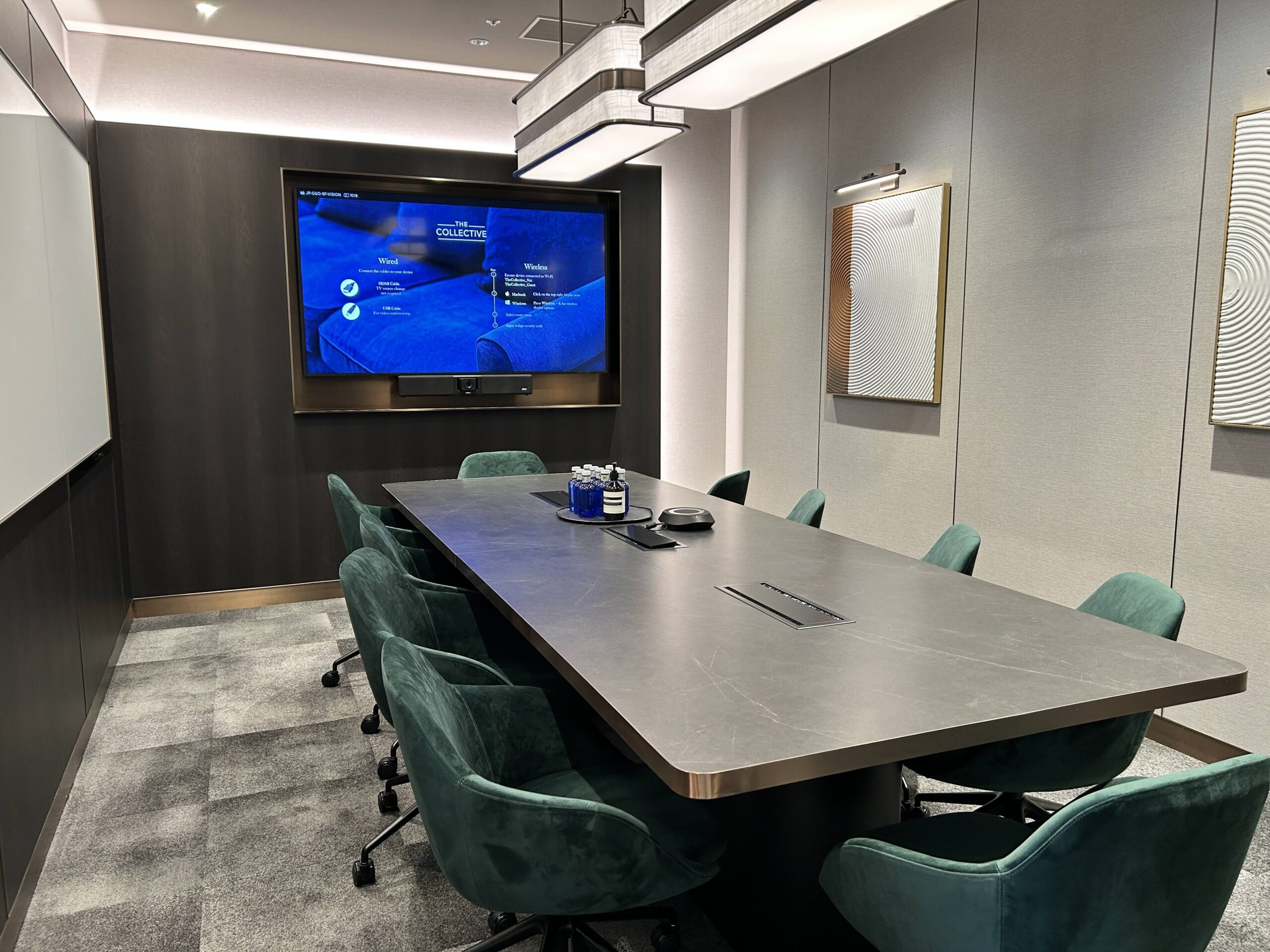 大型モニター完備の会議室