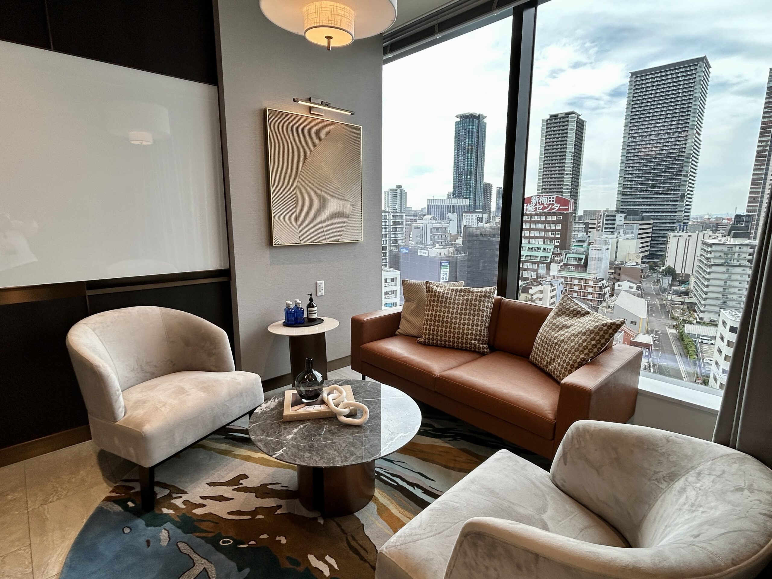 梅田の街を一望できる応接スペース