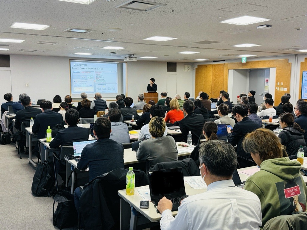 大阪産業創造館で開催された生成AI活用セミナーの会場全景。定員80名の会場が満席となり参加者がスクリーンを見ている様子